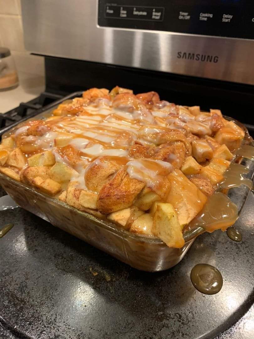 Caramel apple cinnamon roll lasagana